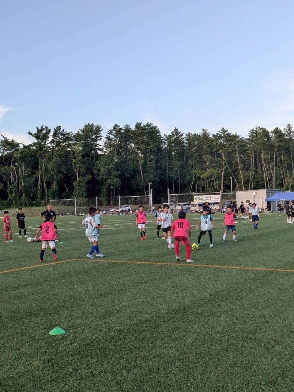 スクールでミニゲームに取り組む小学生