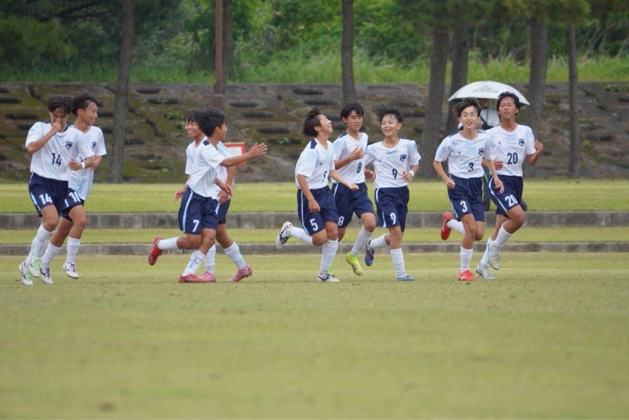 ボールと共に整列するLLEVARO FCの選手たち